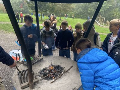 Schülergruppe an Grill beim Wandertag